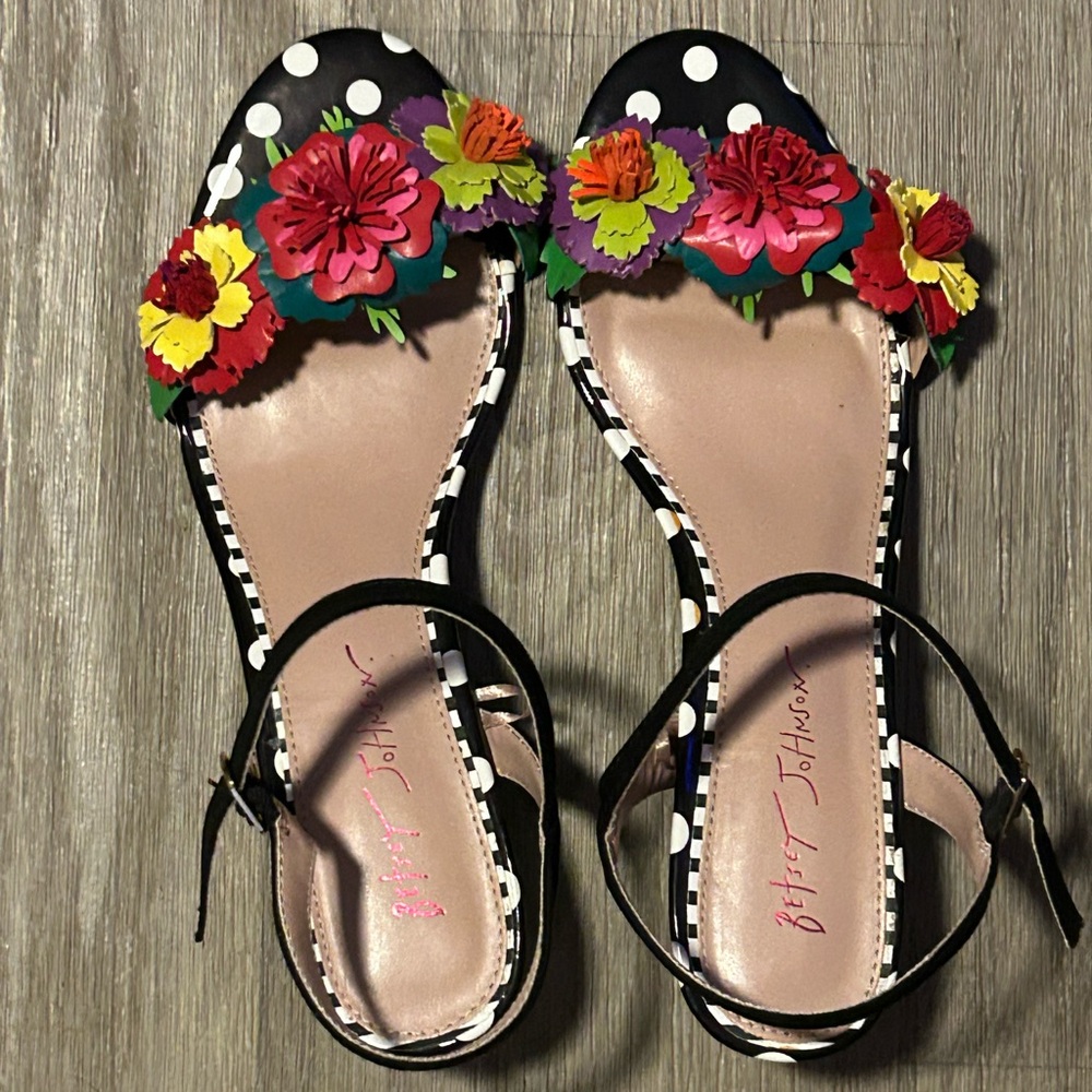 Betsey Johnson Black Polka Dot Sandals with Floral Accents 😍🥰